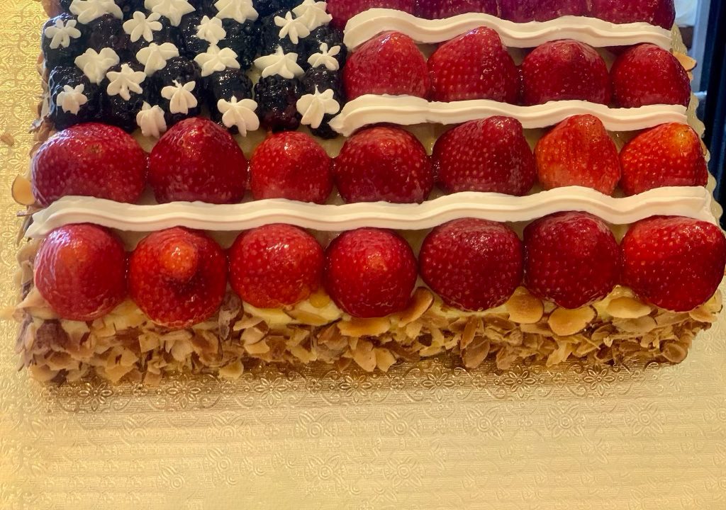 https://thefrenchgourmet.com/wp-content/uploads/2021/06/flag-cake-1024x720.jpg